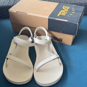 Teva Universal Slim Sandals in Cream Leather - size 6